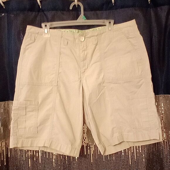 Lee Just Below The Waist Pants - Lee Just Below The Waist Women's size 16 medium Cargo shorts